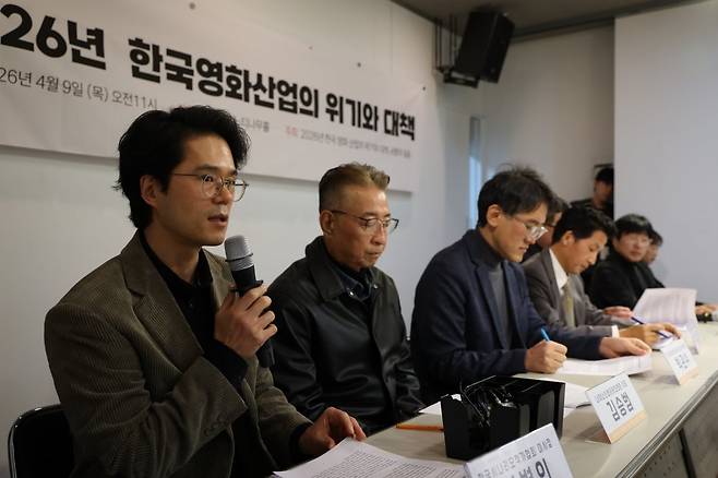 김병인 한국시나리오작가협회 이사장이 9일 서울 종로구 참여연대에서 열린 '2026년 한국영화산업의 위기와 대책' 정책 제안 기자회견에서 발언하고 있다. /연합