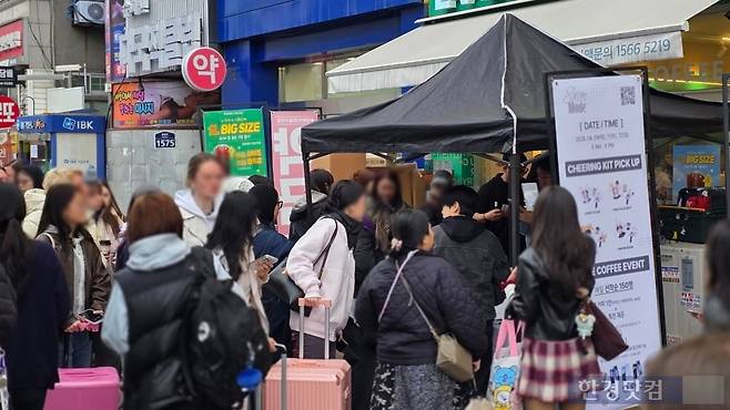 공연장 인근 카페. 외국인 손님들로 북적이고 있다. /사진=이정우 기자
