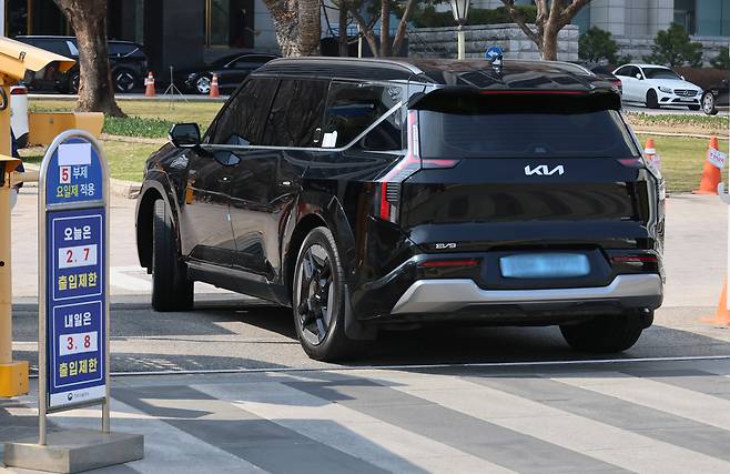 지난달 24일 차량 5부제가 시행 중인 서울 종로구 정부서울청사로 전기차가 들어가고 있다. 연합뉴스