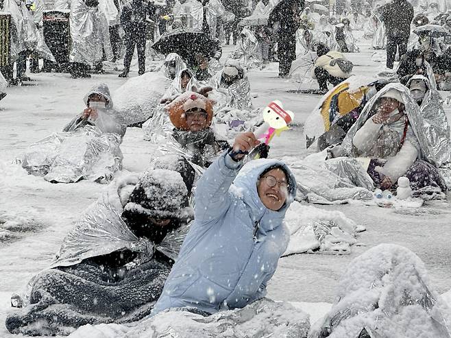지난해 1월5일 서울 용산구 당시 대통령 관저 앞에서 ‘키세스 시위대’가 은박 담요를 두른 채 농성하고 있다. 정혜경 진보당 의원실 제공