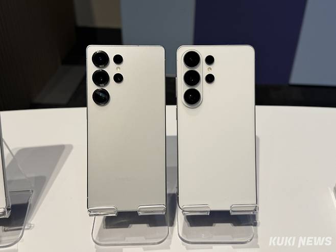 (왼쪽부터)갤럭시 S25 울트라, 갤럭시 S26 울트라 제품. 정우진 기자