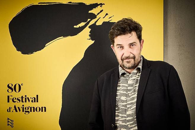 오는 7월 열리는 제80회 아비뇽 페스티벌의 포스터 앞에서 선 티아구 호드리게스 예술감독. (c)예술경영지원센터