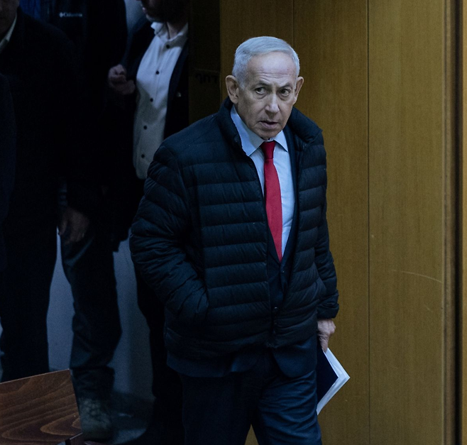 베냐민 네타냐후 이스라엘 총리가 지난달 30일(현지시간) 이스라엘 예루살렘 크네세트(의회)에서 열린 본회의에 참석하는 모습. 로이터연합뉴스