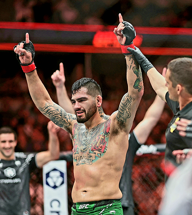 앤서니 에르난데스가 2024년 2월 미국 캘리포니아주 애너하임의 혼다 센터에 입장한 관중 1만8186명 앞에서 UFC 298 승리를 거둔 후 기뻐하고 있다. 사진=Getty Images=연합뉴스 제공