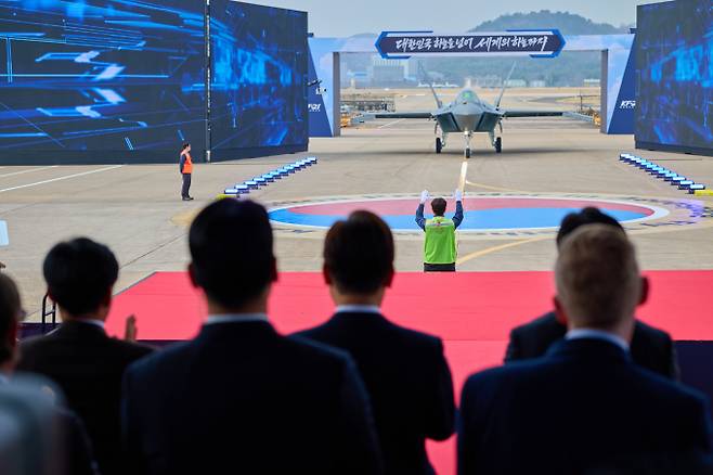 지난달 25일 경남 사천 한국항공우주산업(KAI)에서 KF-21 양산 1호기 출고식이 진행되고 있다. /사진=청와대