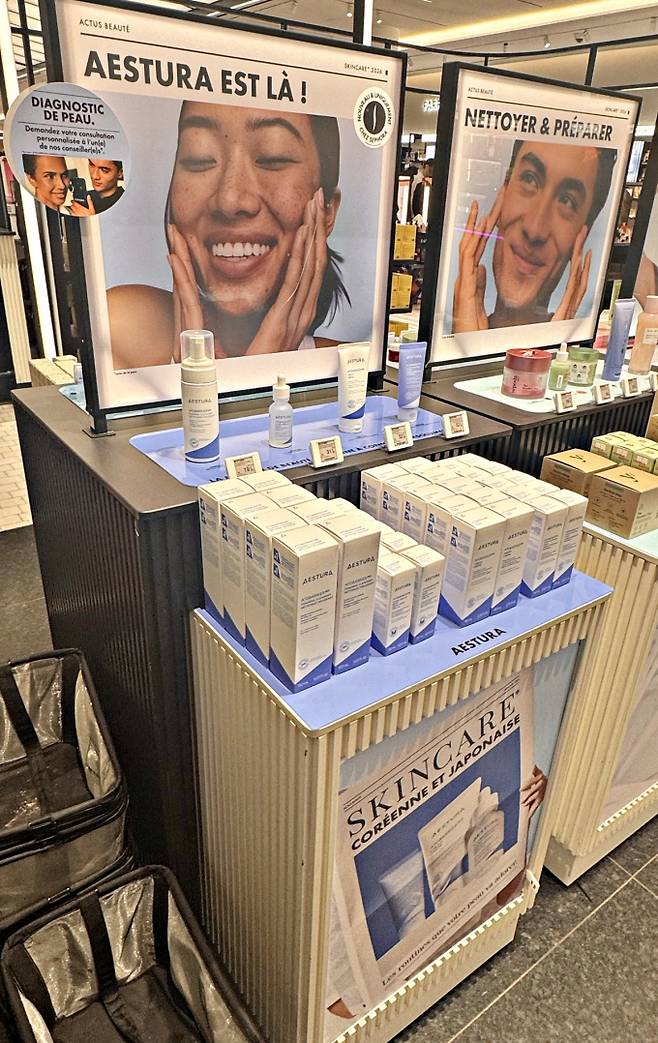 아모레퍼시픽이 더마코스메틱 경쟁력을 강화하고 있다. 사진은 세포라 프랑스 파리 샹젤리제 매장 매대에 진열된 에스트라 제품. /사진=아모레퍼시픽