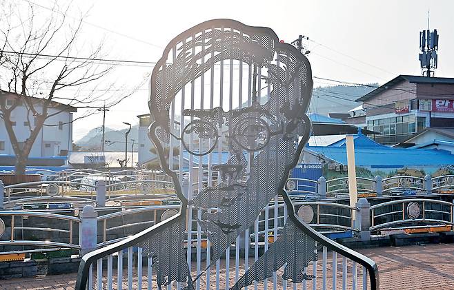 충북 옥천 구읍의 정지용 생가 입구에 세워진 시인의 조형물. 투명한 구조로 시인 얼굴과 주변 풍경이 하나가 되도록 설계했다. 시가 된 풍경, 그리고 풍경이 된 시인을 말하고자 했을까.