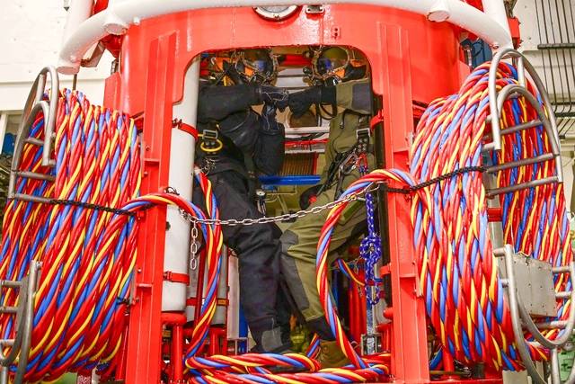 8일 경남 진해만 일대에서 진행된 연합 구조전 훈련에서 수상함구조함 통영함(ATS-Ⅱ, 3,500t급)에 편승한 한국ㆍ호주 해군 잠수사들이 수중탐사장비에 탑승해 훈련 임무 완수를 다짐하고 있다.해군 제공