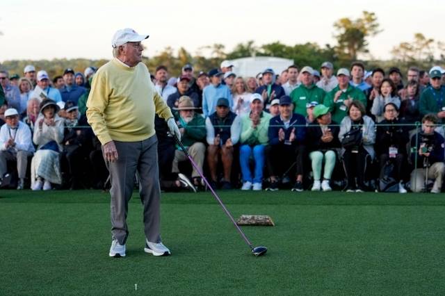 미국의 잭 니클라우스가 9일(한국시간) 미국 조지아주 오거스타의 오거스타 내셔널 골프클럽에서 열린 남자골프 메이저대회 마스터스의 개막을 알리는 명예 시타에서 공의 방향을 살피고 있다. AP뉴시스