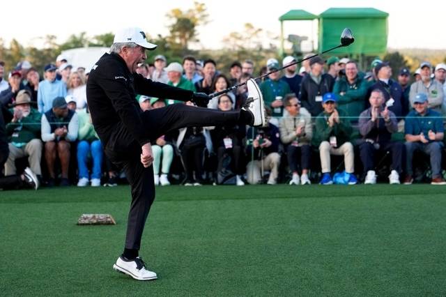 남아프리카공화국의 게리 플레이어가 9일(한국시간) 미국 조지아주 오거스타의 오거스타 내셔널 골프클럽에서 열린 남자골프 메이저대회 마스터스의 개막을 알리는 명예 시타에서 자신의 상징과도 같은 발차기 세리머니를 하고 있다. AP뉴시스