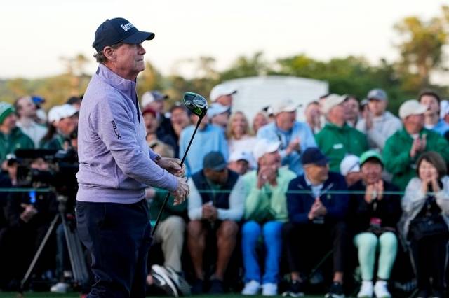 미국의 톰 왓슨이 9일(한국시간) 미국 조지아주 오거스타의 오거스타 내셔널 골프클럽에서 열린 남자골프 메이저대회 마스터스의 개막을 알리는 명예 시타에서 공의 방향을 살피고 있다. AP뉴시스