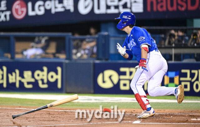 2025년 8월 27일 오후 서울 잠실구장에서 열린 '2025 신한 SOL뱅크 KBO 리그' 삼성 라이온즈와 두산 베어스의 경기. 삼성 박승규가 3회초 무사 2.3루서 2타점 2루타를 치고 있다./마이데일리