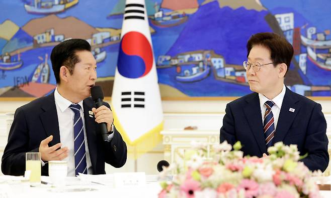 이재명 대통령이 7일 청와대에서 열린 여야정 민생경제 협의체 회담에서 더불어민주당 정청래 대표의 발언을 듣고 있다. 연합뉴스