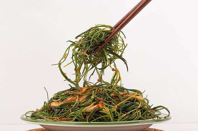 세발나물은 아삭한 식감과 은은하게 짭조름한 맛으로 많은 이들의 입맛을 사로잡는 제철 식재료로 손꼽힌다. 클립아트코리아 제공