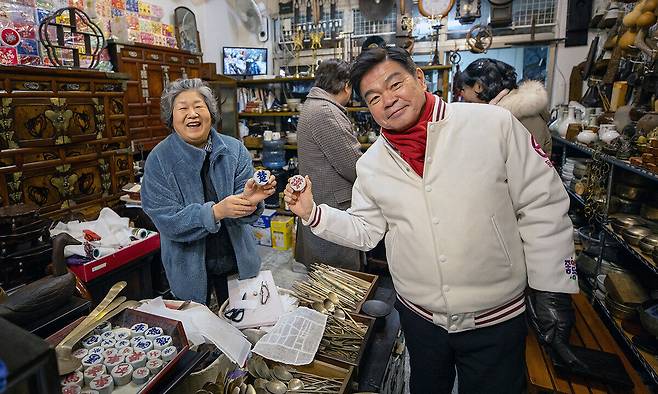 이필형 동대문구청장(오른쪽)이 서울 동대문구 답십리 고미술상가를 방문해 상인과 기념촬영하고 있다. 동대문구 제공