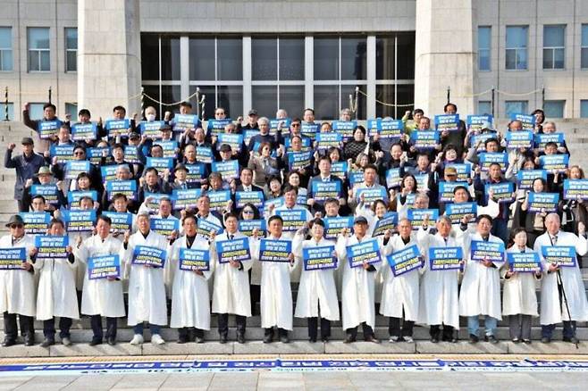 전북 정읍시장과 국회의원, 전국 동학농민혁명 단체, 학계 전문가 등이 지난해 10월 31일 국회 앞에서 ‘동학농민혁명 명칭 및 정신의 헌법 전문 명시’를 요구하며 구호를 외치고 있다. 정읍시 제공