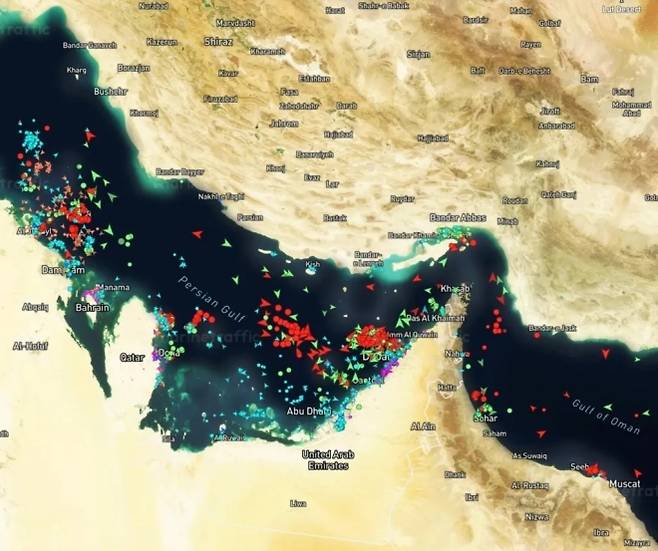 호르무즈 해협과 페르시아만 일대 선박 위치를 표시한 지도. 8일 기준 다수 선박이 해협 통과를 기다리며 병목 현상이 이어진 것으로 나타났다. BBC 캡처