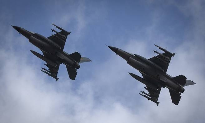 우크라이나 공군의 F-16 전투기가 하늘을 날고 있다. AP연합뉴스