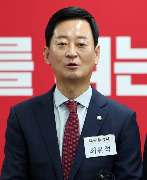 취재진 질문에 답변하는 최은석 의원 - 국민의힘 대구시장 경선 후보로 나선 최은석 의원. 뉴스1