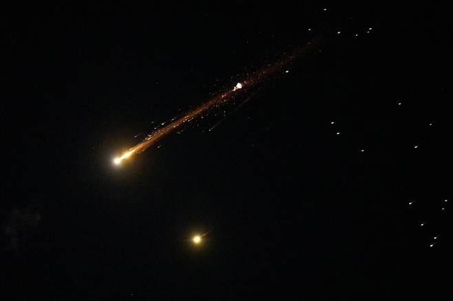 이스라엘 상공서 터지는 이란 집속탄 - 8일(현지시간) 이스라엘 북부 상공에서 이란의 집속탄 미사일이 폭발하고 있다. 2026.4.8 이스라엘 AP 뉴시스