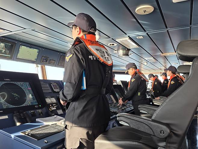 이달 6일 서해 소청도 남서방 40해리 해상을 항해중인 해양경찰 3019함 승조원들이 함장 지시에 맞춰 외국 어선 단속 훈련을 수행하고 있다. 소청도=황동건 기자