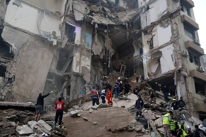 구조대원들이 레바논 베이루트의 탈레 알 카야트 지역에서 8일(현지 시간) 이스라엘의 공습으로 건물이 파괴되자 실종자를 찾고 있다. EPA연합뉴스