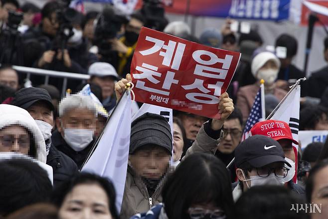 2025년 3월1일 서울 여의도에서 열린 집회에서 한 참석자가 ‘계엄 찬성’ 손피켓을 들고 있다. ⓒ시사IN 이명익