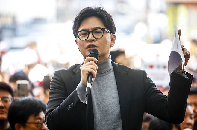 한동훈 전 국민의힘 대표가 3월22일 서울 동대문구 경동시장을 방문해 발언하고 있다. ⓒ연합뉴스