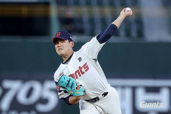 롯데 김진욱이 8일 부산 KT전 선발 등판해 투구하고 있다. 롯데 자이언츠 제공