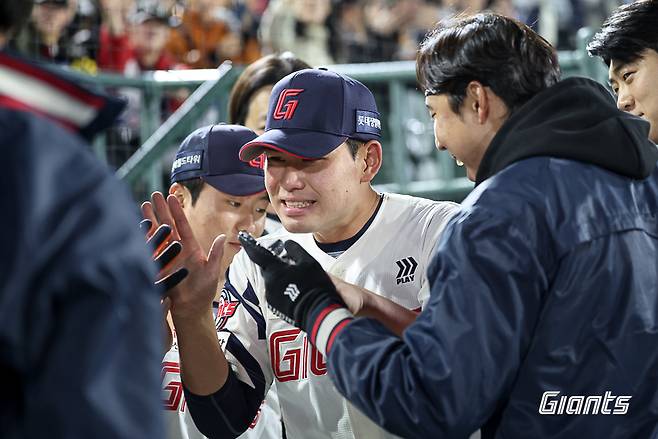 롯데 김진욱이 8일 부산 KT전 선발 등판해 호투 후 동료들과 하이파이브하고 있다. 롯데 자이언츠 제공