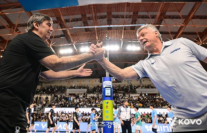 필립 블랑 현대캐피탈 감독(왼쪽)과 헤난 달 조토 대한항공 감독. KOVO 제공