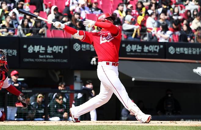 ▲ 김재환은 올해 붙박이 4번 타자로 활약하고 있지만, 타율과 장타 모두 기대에 못 미치고 있다 ⓒSSG 랜더스