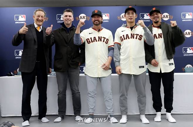 미국 메이저리그 프로야구(MLB) 샌프란시스코 자이언츠가 지난 1월 7일 경기도 이천 LG 챔피언스파크에서 휘문고 및 덕수고 선수 60여 명을 초청해 야구 클리닉을 열었다. 래리 베어 회장(왼쪽부터), 버스터 포지 사장, 토니 바이텔로 감독, 이정후, 윌리 아다메스가 기자회견 후 포토타임을 갖고 있다. /사진=김진경 대기자
