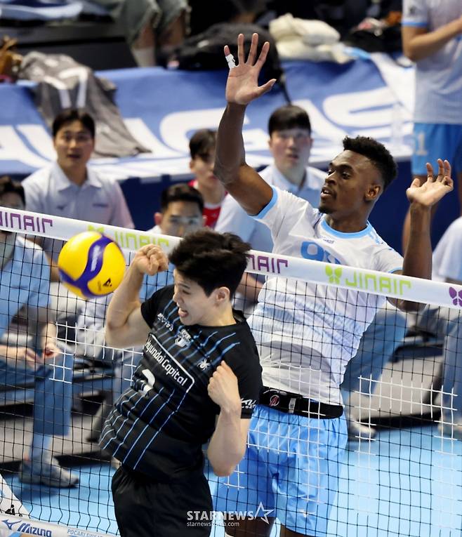 대한항공 마쏘가 3일 계양체육관에서 열린 진에어 2025-2026 V리그 챔피언결정전 대한항공과 현대캐피탈 경기에서 공격을 성공하고 있다. /사진=강영조 선임기자