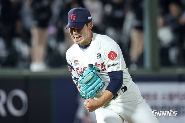 롯데 김진욱이 8일 부산 사직야구장에서 열린 2026 신한 SOL KBO리그 정규시즌 KT와 홈경기에서 포효하고 있다. /사진=롯데 자이언츠 제공