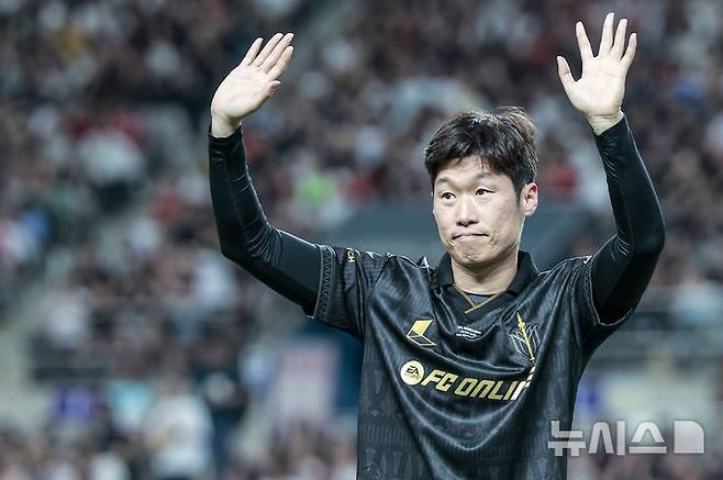 박지성이 2025년 9월 13일 서울 마포구 서울월드컵경기장에서 열린 2025 넥슨 아이콘매치 이벤트매치에 입장하고 있다./사진=뉴시스