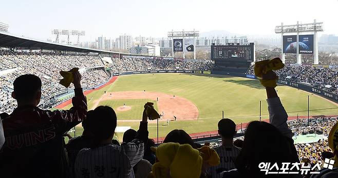 KBO가 정부의 5월 1일 노동절 공휴일 지정에 발맞춰 올해 노동절 경기 개시시간을 기존 18시30분에서 17시로 앞당겼다. 사진 엑스포츠뉴스 DB