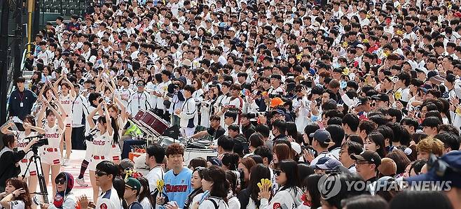 만원 관중의 롯데 응원 (부산=연합뉴스) 강선배 기자 = 5일 부산 사직야구장에서 열린 프로야구 SSG 랜더스와 롯데 자이언츠의 경기에서 만원 관중이 열띤 응원을 하고 있다. 2026.4.5 sbkang@yna.co.kr