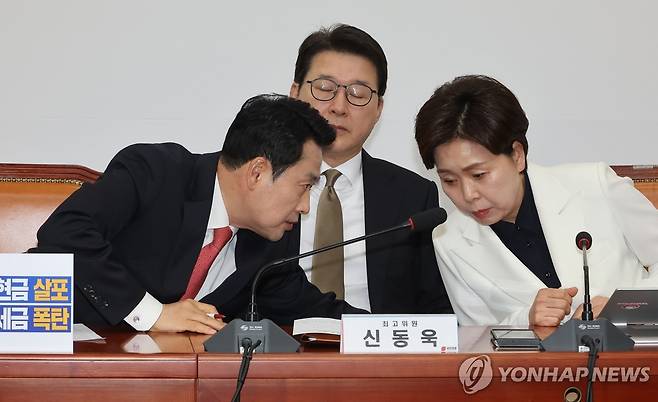 대화하는 장동혁 대표와 양향자 최고위원 (서울=연합뉴스) 배재만 기자 = 국민의힘 장동혁 대표와 양향자 최고위원이 9일 서울 여의도 국회에서 열린 최고위원회의에서 대화하고 있다. 2026.4.9 scoop@yna.co.kr