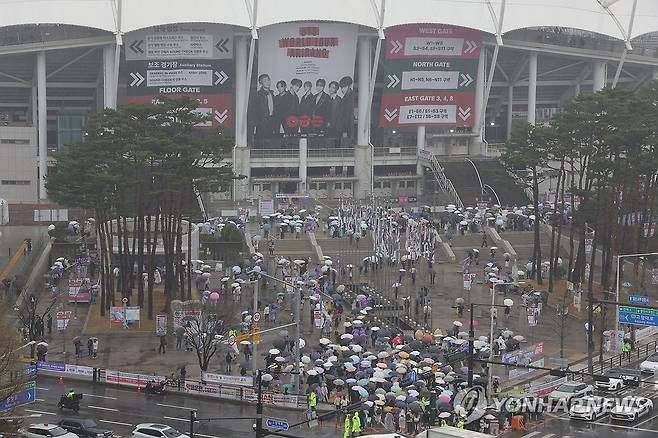 '아미'로 북적이는 고양종합운동장 (고양=연합뉴스) 임병식 기자 = 그룹 방탄소년단(BTS)이 월드투어 '아리랑'(ARIRANG)을 시작하는 9일 오후 경기도 고양시 대화동 고양종합운동장 일대가 BTS 팬들로 북적이고 있다. 2026.4.9 andphotodo@yna.co.kr