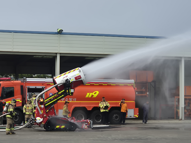 ▲ 10일 오후 인천김포고속도로 남청라영업소에서 인천소방본부가 지하 화재 대응 장비 시연을 진행하고 있다. 궤도형 배연로봇이 고압 물줄기를 분사하며 화재 진압 성능을 선보이고 있다.