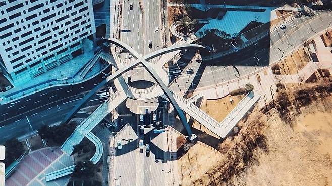 ▲ 그동안 주민들의 통행 불편과 안전위험이 제기된 킨텍스 원형육교 하부에 횡단보도가 설치된다. /사진제공=김운남 시의장