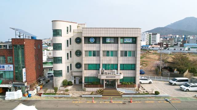 통영시 봉평동에 자리 잡은 김춘수 유품전시관./통영시/