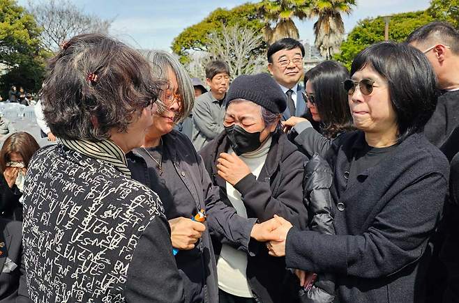10일 오전 서귀포시 서복공원에서 엄수된 故 서명숙 제주올레 이사장 영결식에서 슬픔을 나누고 있는 지인들. ⓒ제주의소리