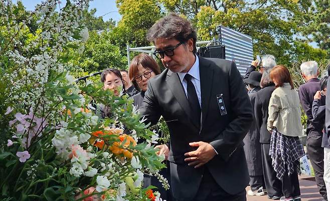 10일 오전 서귀포시 서복공원에서 엄수된 故 서명숙 제주올레 이사장 영결식에서 헌화를 하고 있는 배우 류승룡씨. ⓒ제주의소리