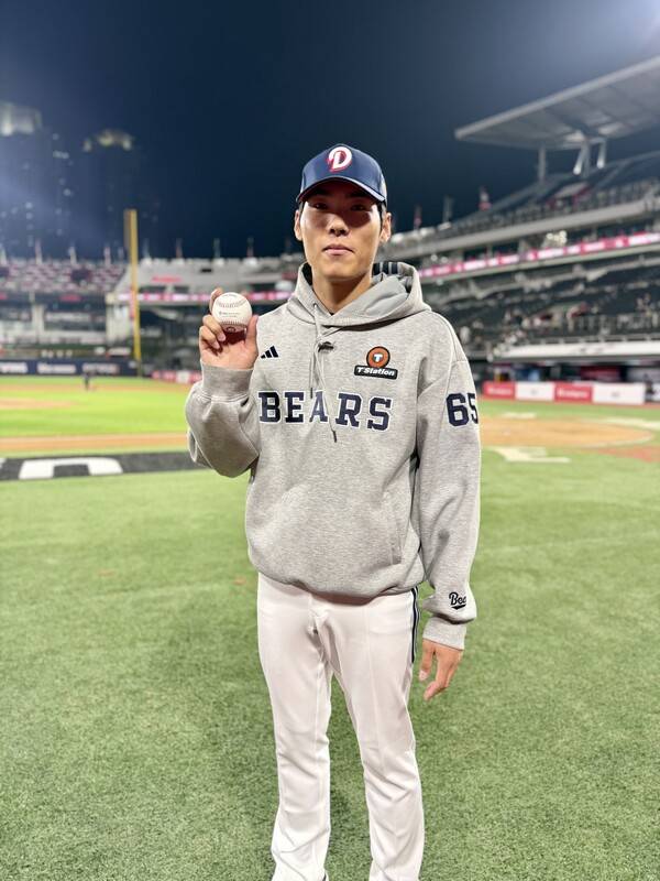 윤태호의 데뷔 첫 세이브 기념구(사진=두산)