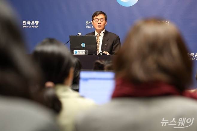 이창용 한국은행 총재가 10일 오전 서울 중구 한국은행 본관에서 열린 통화정책방향 기자간담회에서 발언하고 있다. 사진=사진공동취재단