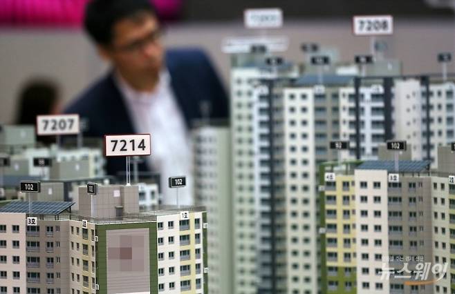 수도권 한 모델하우스에 마련된 단지 모형을 관람객이 살펴보고 있다. 사진=이수길 기자 leo2004@newsway.co.kr