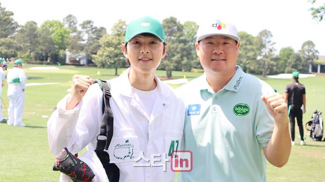 배우 송중기(왼쪽)와 임성재가 9일(한국시간) 마스터스 파3 콘테스트에 앞서 즐거운 라운드를 다짐하고 있다. (사진=주영로 기자)