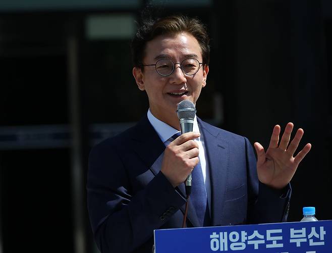 부산시장 출마 선언하는 전재수 (부산=연합뉴스) 손형주 기자 = 더불어민주당 전재수 의원이 2일 오전 부산 동구 해양수산부 청사에서 부산시장 출마 선언을 하고 있다. 2026.4.2 handbrother@yna.co.kr (끝) 〈저작권자(c) 연합뉴스, 무단 전재-재배포, AI 학습 및 활용 금지〉